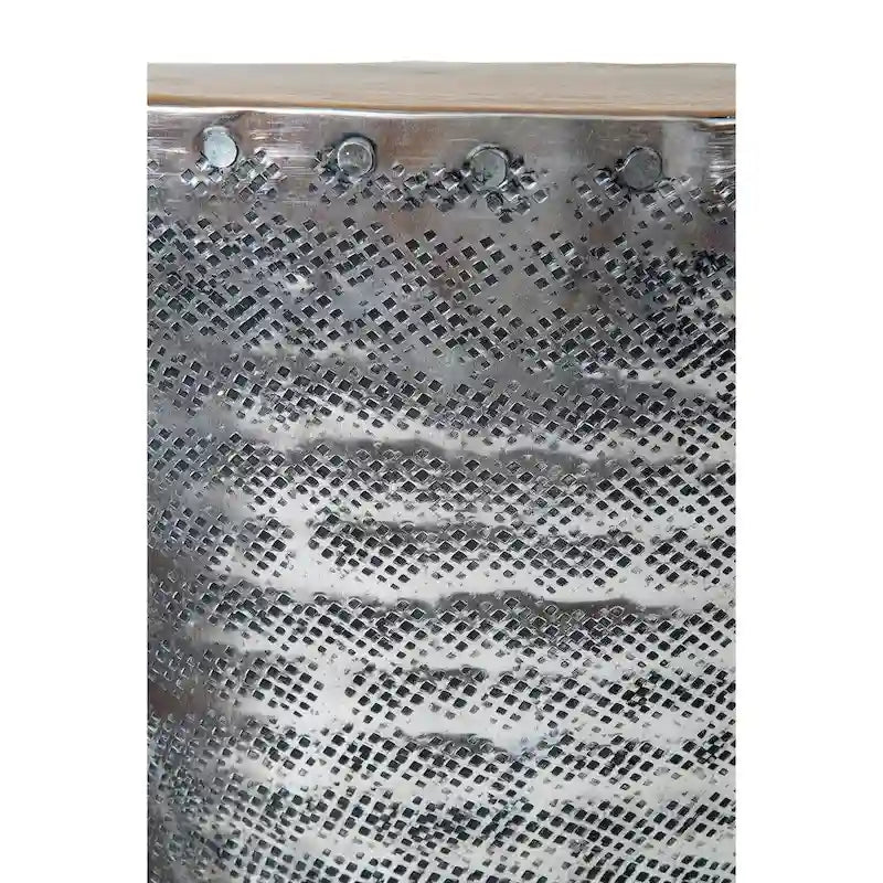 Sanduhrförmiger Beistelltisch aus gehämmertem Aluminium mit Teakholzplatte, silberfarben, naturbraun